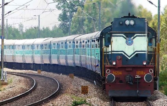 दिल्ली हावड़ा रूट पर ट्रेनें क्यों भटक रहीं समय से