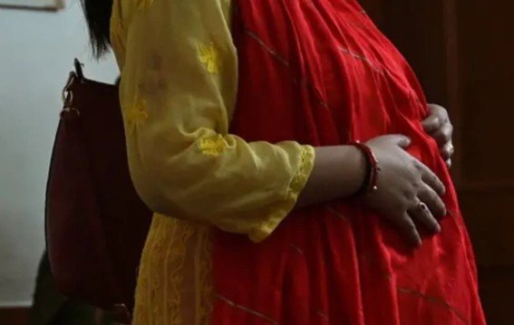 गर्भवती होने पर पैसे देने का खेल…क्या है सच्चाई