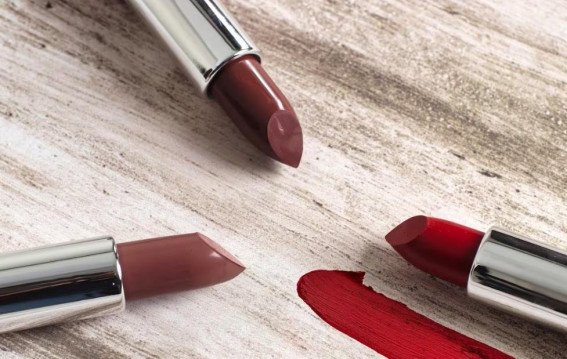 ड्रेस के रंग के हिसाब से लिपस्टिक चुनें