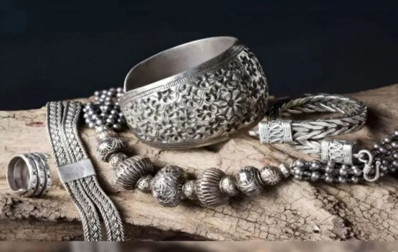 चांदी की अंगूठी-पायल काली?