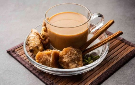गुड़ डालते ही चाय क्यों फटती है?