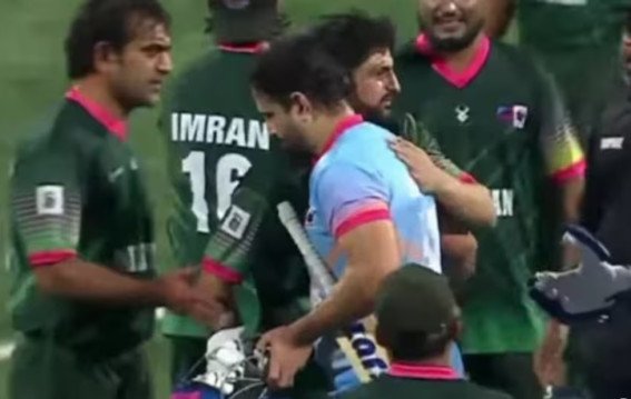 भारत मुकाबले में इरफान पठान शोएब मलिक से गले मिले