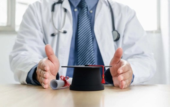 डॉक्टर बनने का लाइसेंस कैसे मिलता है