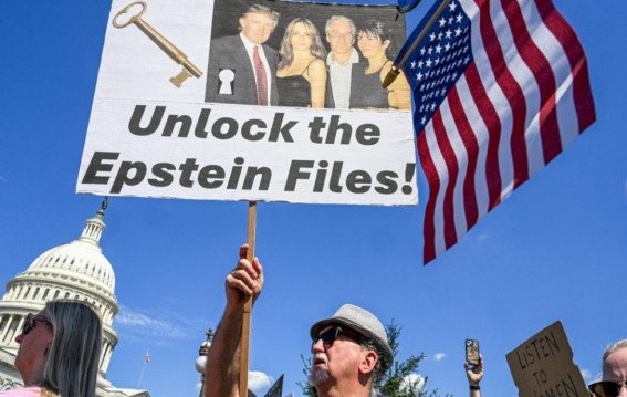 एपस्टीन फाइल्स का खुलासा अमेरिकी राजनीति और हाई-प्रोफाइल नामों में हलचल
