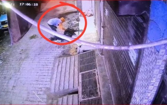 मदद को रुके युवक मोबाइल लूटकर भागे