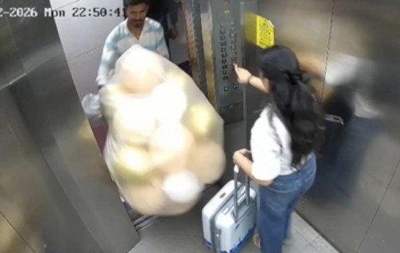 लिफ्ट में गुब्बारों का धमाका