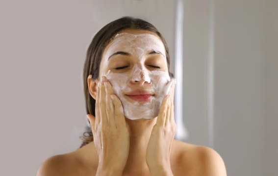 घर पर आसान तरीकों से करें प्रोफेशनल जैसा फेस क्लीनअप