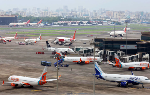 दिल्ली-मुंबई एयरपोर्ट पर अफरातफरी हालात