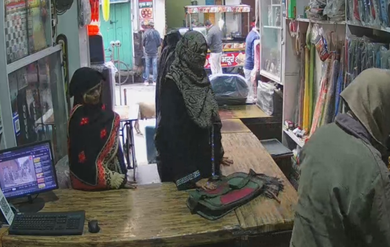 बुर्का पहनकर बाजार में करती चोरी