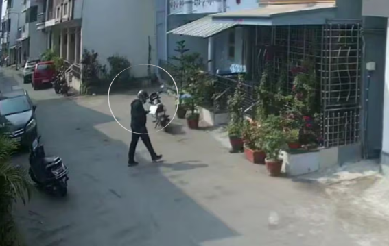 कूरियर बॉय निकला लुटेरा