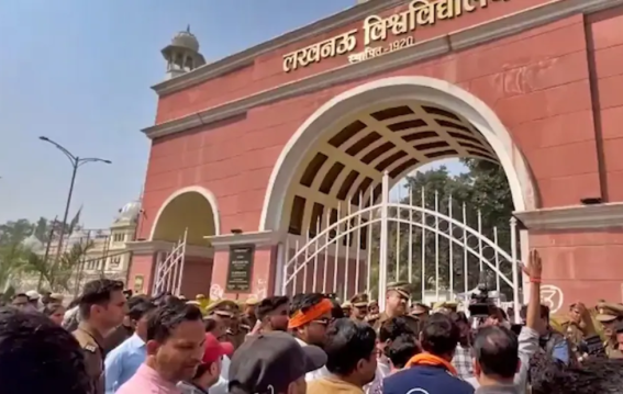 लखनऊ यूनिवर्सिटी में हनुमान चालीसा पर टकराव