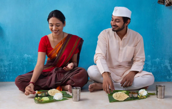 टेबल छोड़िए, जमीन पर खाइए