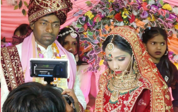 खुशियों के संच पर खूनी गर