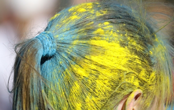 होली के रंगों से बाल बचाएं