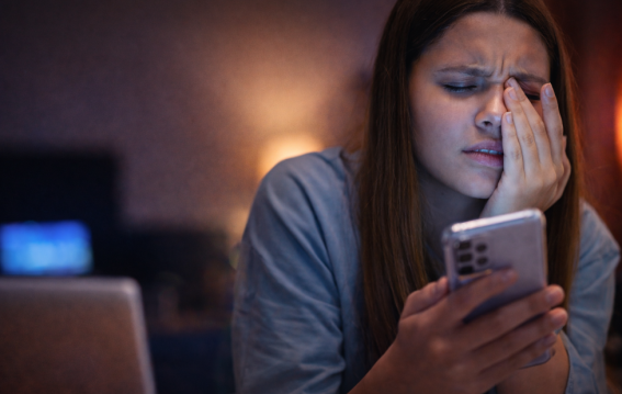 स्क्रीन टाइम के बिना भी क्यों सूखती हैं आंखें?