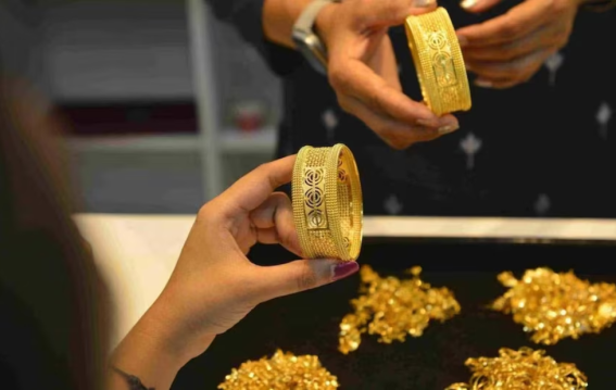 सोने-चांदी की कीमतों में हल्की गिरावट