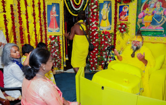 मथुरा में राष्ट्रपति द्रौपदी मुर्मू की प्रेमानंद महाराज से मुलाकात