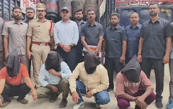 कब्रिस्तान में छिपे 414 गैस सिलेंडर मिले