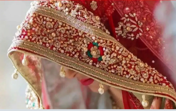 दो पड़ोसन, गर्लफ्रेंड-दुल्हन टकराईं, दूल्हे की गलती से मेहंदी में हंगामा