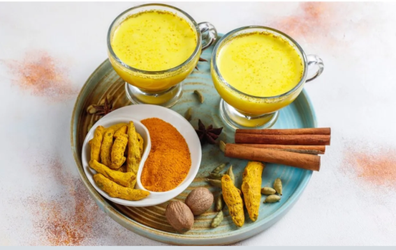 गर्मी में हल्दी दूध रोज पिएं या नहीं?