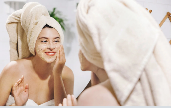 गर्मी में ऐसे करें स्क्रब, चेहरे पर तुरंत आएगा ग्लो