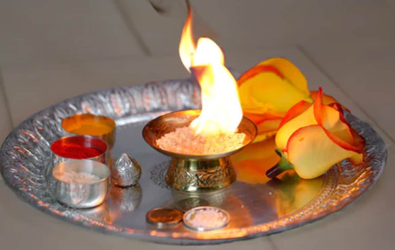 आरती में कपूर बुझना अशुभ नहीं