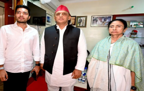 TMC हार के बाद ममता से मिले अखिलेश