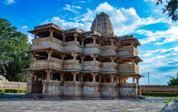 108 खंभों वाला रहस्यमयी मंदिर