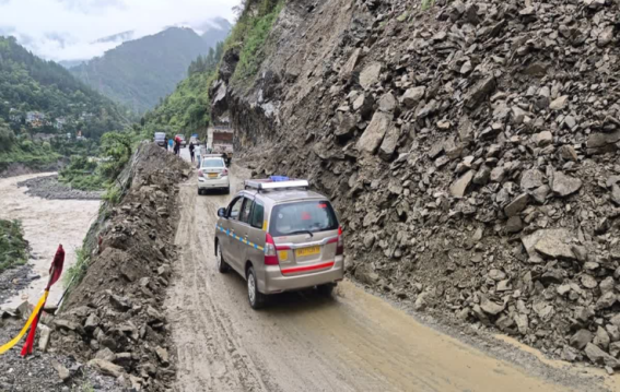 बर्फबारी से ऋषिकेश-बद्रीनाथ मार्ग हुआ अवरूद्ध