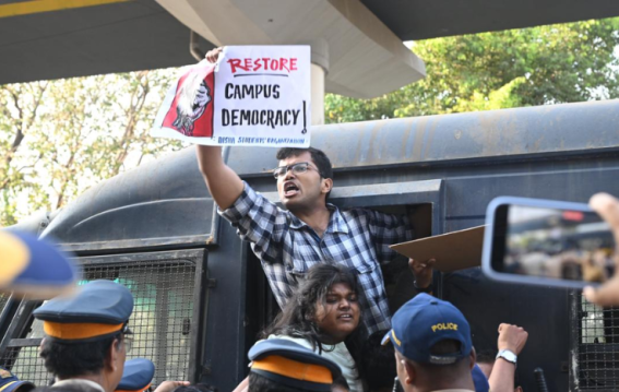 TISS में दलित स्कॉलर का निलंबन: विरोध प्रदर्शन के बीच प्रशासन पर उठे सवाल