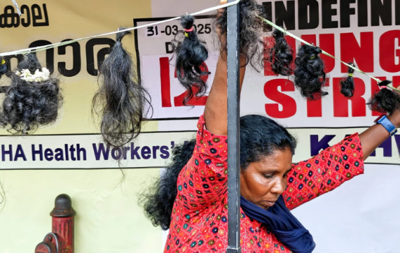 सरकार की उदासीनता के खिलाफ बाल कटवा कर जताया आक्रोश