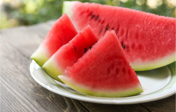 अगर आप भी इस तरह खा रहे हैं तरबूज, तो सावधान रहें! यह आदत आपकी सेहत बिगाड़ सकती है।