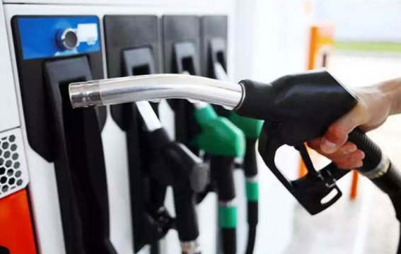 कच्चे तेल के दाम गिरे, लेकिन जनता को राहत नहीं