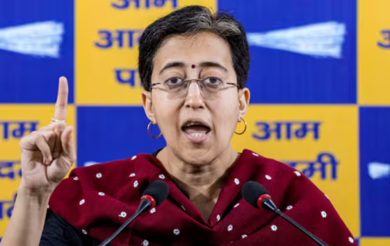 AAP नेता दुर्गेश पाठक के घर CBI ने छापा मारा है। आतिशी का