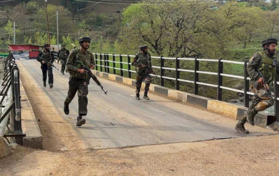 पाकिस्तान के जहाज-हवाई जहाजों पर पूरी तरह रोक।