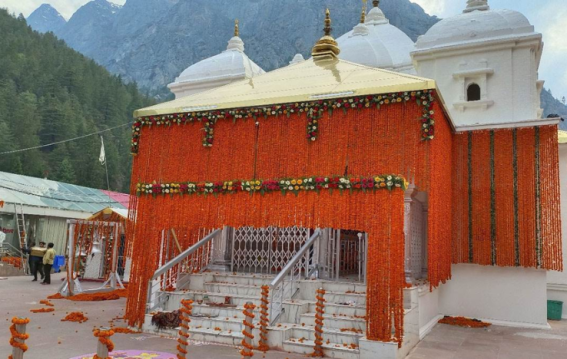 आज गंगोत्री धाम के कपाट खुलेंगे और विशेष पूजा-अर्चना होगी।
