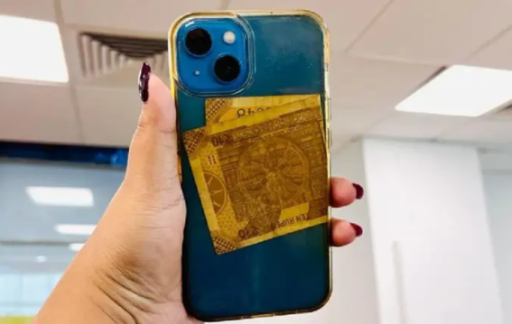 सावधान! मोबाइल कवर में पैसे रखना हो सकता है खतरनाक