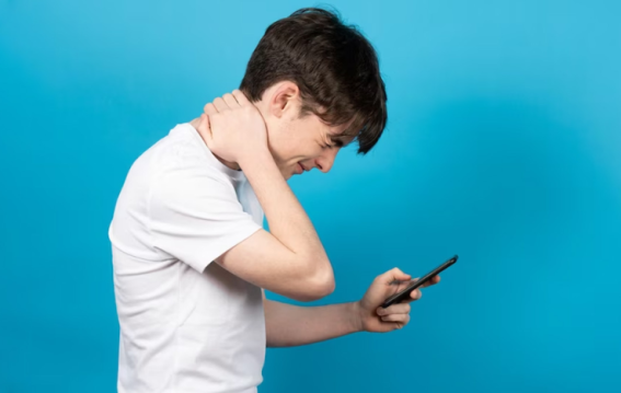 फोन देखने की आदत से कैसे बिगड़ रही है गर्दन और रीढ़ की शेप?