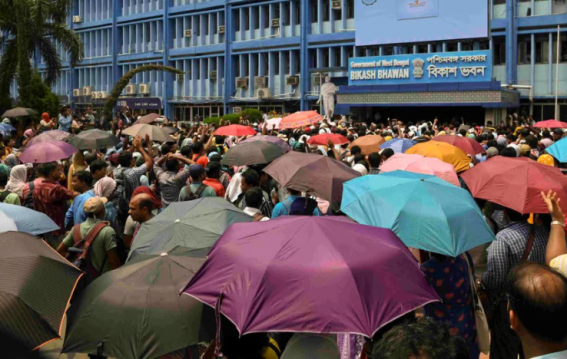 कोलकाता में बर्खास्त शिक्षकों का प्रदर्शन हिंसक हुआ
