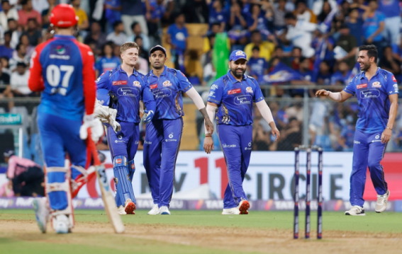 मुंबई इंडियंस ने दिल्ली कैपिटल्स को 12 रन से हराकर प्लेऑफ में बनाई जगह