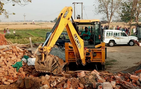 दिल्ली ओखला में यूपी सिंचाई विभाग की जमीन पर अवैध कब्जा