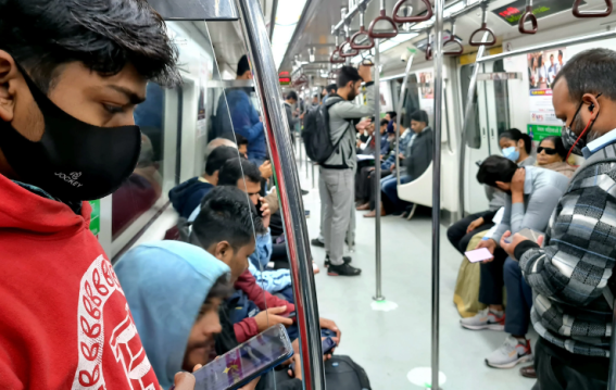 दिल्ली मेट्रो में रील बनाना पड़ सकता है महंगा
