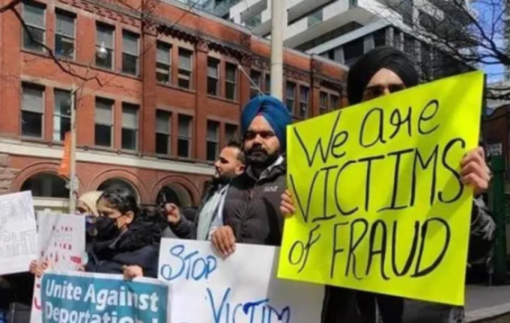 कनाडा ने 30,000 अप्रवासियों को निकाला