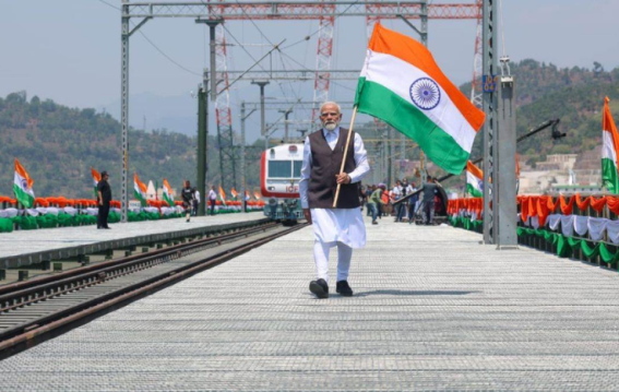 मोदी का तिरंगे संग संदेश