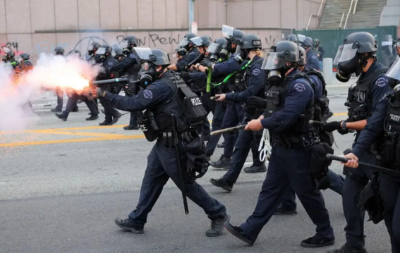 ट्रम्प ने लॉस एंजिल्स में नेशनल गार्ड तैनात किए