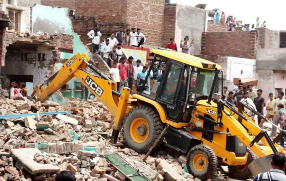 दिल्ली के कालकाजी में 1200 झुग्गियों पर चला बुलडोजर