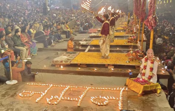 वाराणसी में गंगा आरती से दी गई अहमदाबाद विमान हादसे में शहीद हुए लोगों को श्रद्धांजलि