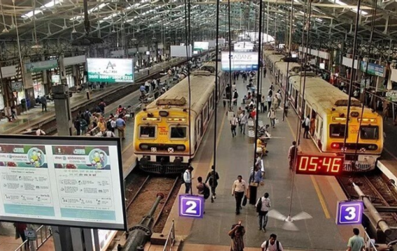 लोकल ट्रेन से उतरते समय गिरने से घायल यात्री