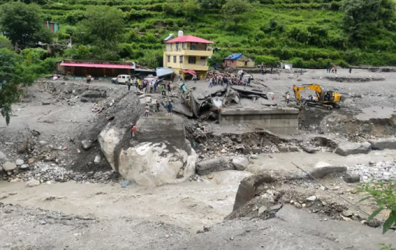 हिमाचल में कहर बनकर बरसे बादल