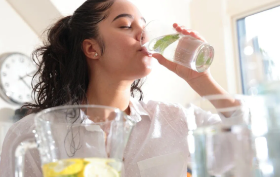 वजन घटाने के चक्कर में खाली पेट न पिएं नींबू पानी